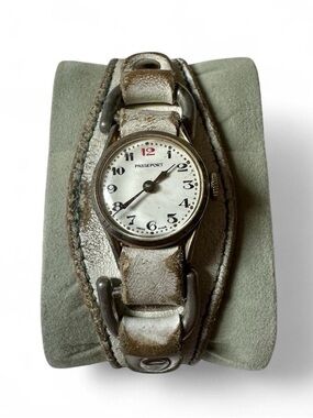 Passeport Vintage White Leather Strap women’s mechanical Watch